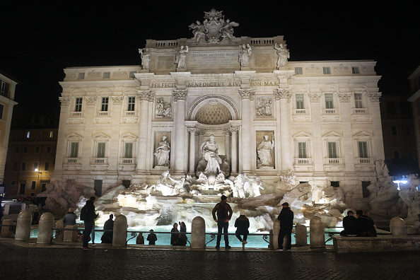 -La fontaine de Trevi est presque vide le 10 mars 2020 à Rome, Italie. Photo de Marco Di Lauro / Getty Images.