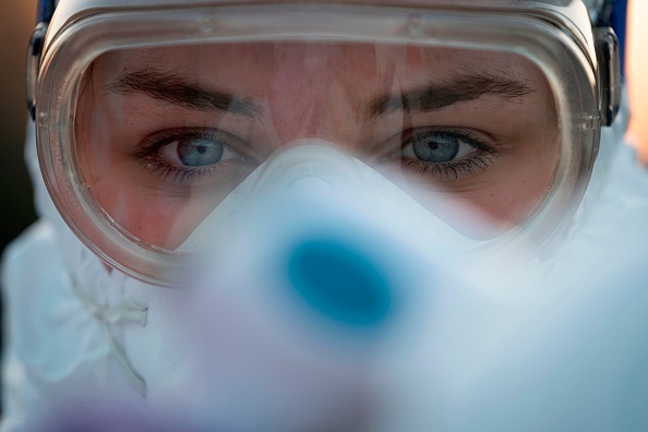 Un travailleur médical porte des lunettes et un masque de protection. (Photo : JURE MAKOVEC/AFP via Getty Images)