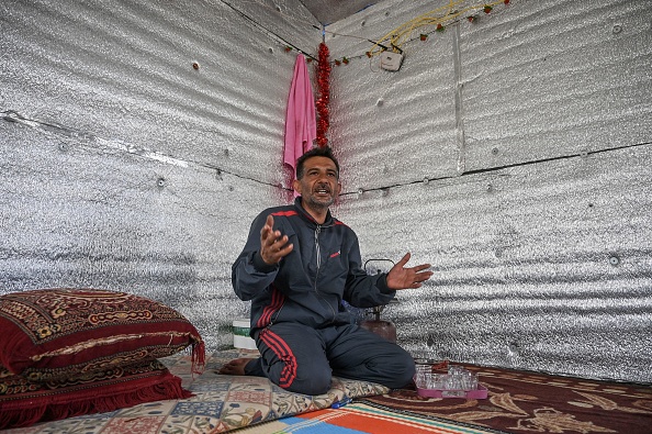 -Hamad al-Abdallah, dans sa nouvelle maison en béton dans un camp créé par la Fondation turque d'aide humanitaire près de Kafr Lusin à la frontière avec la Turquie dans la province d'Idlib, dans le nord-ouest de la Syrie, le 10 mars 2020. Photo par OZAN KOSE / AFP via Getty Images.