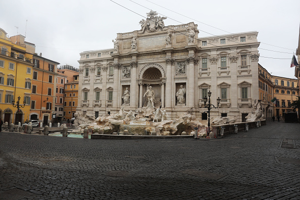 -La fontaine de Trevi est vue complètement vide le 13 mars 2020 à Rome, en Italie. Photo de Marco Di Lauro / Getty Images.