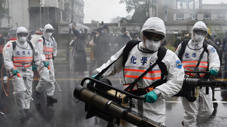 Des soldats d'unités chimiques militaires participent à un exercice organisé par le gouvernement de la ville de New Taipei pour prévenir la propagation du coronavirus du régime chinois, dans le district Xindian de New Taipei, Taiwan, le 14 mars 2020. (Sam Yeh/AFP via Getty Images)