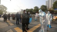Après la fermeture de tous les hôpitaux de fortune à Wuhan, un patient infecté se voit refuser un traitement