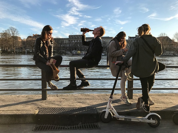 Des Parisiens sur le bord de la Seine, dimanche 15 mars 2020, alors que tous les cafés et restaurants ont été fermés à cause du coronavirus. (AURORE MESENGE/AFP via Getty Images)