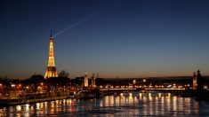 Coronavirus: la Tour Eiffel rendra hommage tous les soirs aux personnes mobilisées