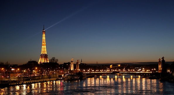 -Dès ce soir la Tour Eiffel rendra hommage à toutes les personnes mobilisées, pour le coronavirus. Photo de Ludovic MARIN / AFP via Getty Images.