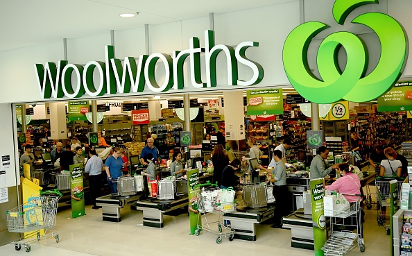 -Les gens font leurs achats dans un supermarché Woolworths à Sydney le 17 mars 2020. - Les personnes âgées australiennes ont été introduites très tôt dans les supermarchés le 17 mars. Photo de PETER PARKS / AFP via Getty Images.