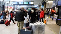 Coronavirus: les Parisiens se ruent dans les gares pour fuir la capitale en confinement et ne respectent pas les consignes sanitaires