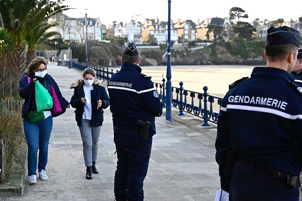 Des gendarmes patrouillent à Saint-Lunaire, le 17 mars 2020. (DAMIEN MEYER/AFP via Getty Images)