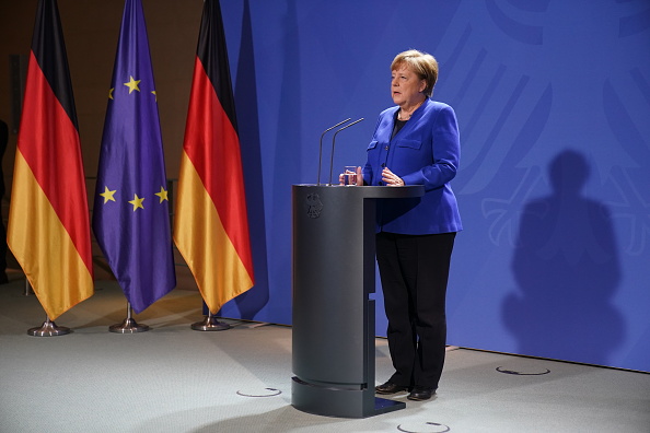 La chancelière allemande Angela Merkel s'adresse aux médias à la suite d'une visioconférence qu'elle a eu avec d'autres dirigeants et chefs d'État de l'Union européenne à la Chancellerie le 17 mars 2020 à Berlin. (Photo : Clemens Bilan - Pool/Getty Images)