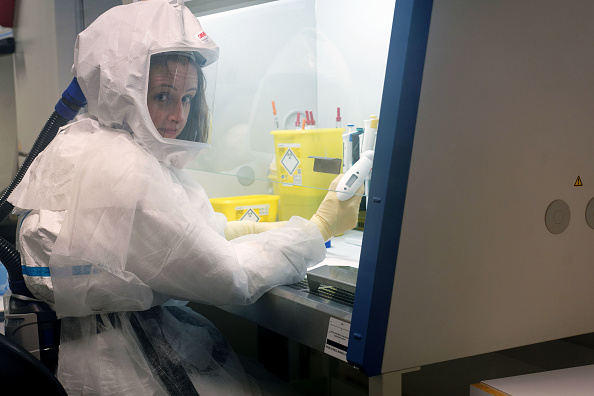 -Sandrine Belouzard, virologue et chercheuse, au travail dans un laboratoire de sécurité biosécurité P3 de haut niveau à l'institut Pasteur de Lille le 20 février 2020, France. L'institut de recherche a séquencé le génome du coronavirus 2019-nCoV à partir d'échantillons sanguins prélevés sur les premiers cas français confirmés de virus. (Photo par Sylvain Lefevre / Getty Images)
