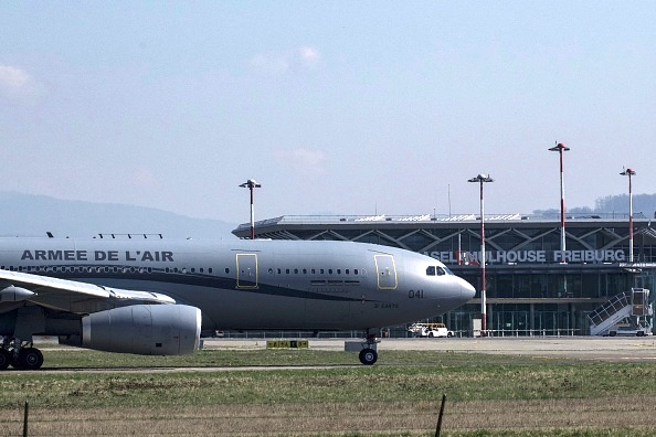 Un Airbus A330 de l'armée de l'air française à l'EuroAirport Bâle-Mulhouse-Fribourg. Six patients infectés par le Covid-19 sont évacués de l'hôpital de Mulhouse pour être transportés par avion militaire à Toulon et Marseille. (Photo : SEBASTIEN BOZON/AFP via Getty Images)