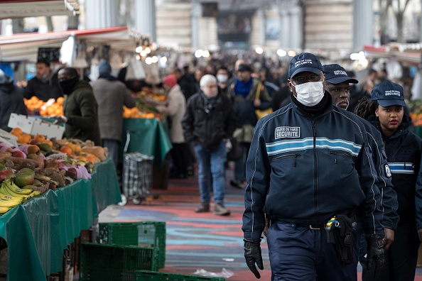 Des agents de sécurité de la ville de Paris patrouillent au marché de Barbes, pendant que les gens font leurs courses le 18 mars 2020 à Paris, alors qu'un verrouillage strict est entré en vigueur en France pour arrêter la propagation du coronavirus de Wuhan.(Photo: JOEL SAGET/AFP via Getty Images)