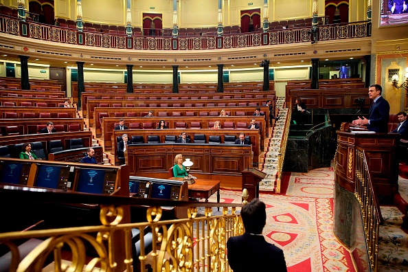 -Le Premier ministre espagnol Pedro Sanchez prononce un discours devant un Parlement espagnol presque vide à Madrid pour expliquer la déclaration du gouvernement d'un état d'alerte et les mesures prises pour atténuer les conséquences du coronavirus COVID-19 le 18 mars 2020. Photo par MARISCAL / POOL / AFP via Getty Images.