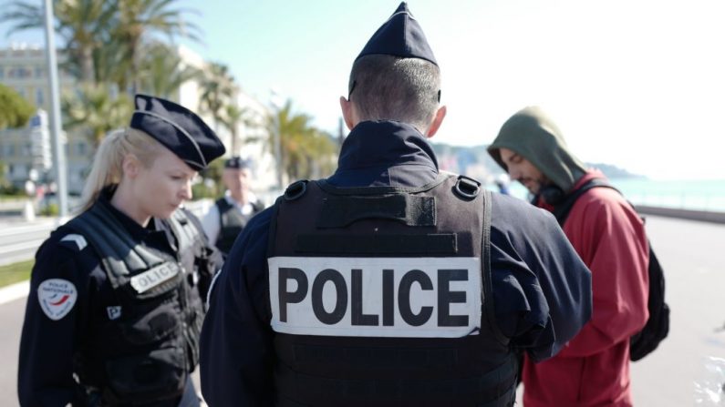 Agents de la Police nationale française à Nice, sur la Côte d'Azur, le 18 mars 2020 (Photo by VALERY HACHE/AFP via Getty Images)