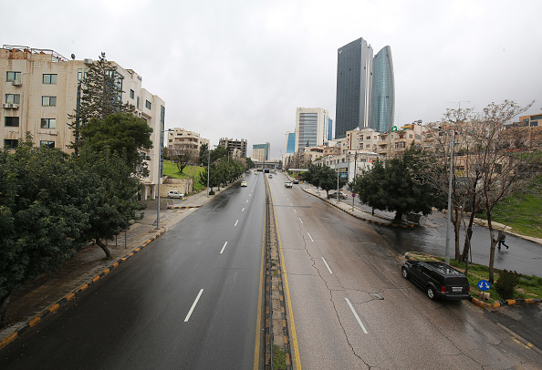 -Une avenue principale dans la capitale jordanienne Amman est représentée vide le 18 mars 2020, alors que le pays prend des mesures pour lutter contre la propagation du coronavirus du PCC chinois. Photo par Khalil MAZRAAWI / AFP via Getty Images.