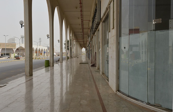 Le centre commercial Tiba de Ryad fermé dans la capitale saoudienne après que les autorités du royaume ont pris des mesures de précaution contre la virus de Wuhan. (Photo : FAYEZ NURELDINE/AFP via Getty Images)