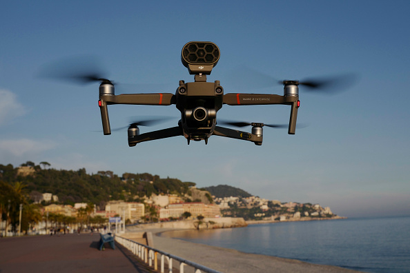 -Des policiers utilisent un drone pour contrôler les gens sur la `` Promenade des Anglais '' dans la ville de Nice sur la Côte d'Azur, le 19 mars 2020. Photo de VALERY HACHE / AFP via Getty Images.