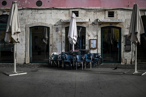 Des restaurants fermés dans le centre-ville de Lisbonne le 19 mars 2020, le premier jour de l'état d'urgence déclaré par le gouvernement. (Photo : PATRICIA DE MELO MOREIRA/AFP via Getty Images)