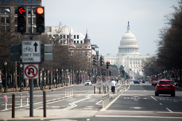 La Pennsylvania Avenue près du Capitole des États-Unis est vue avec beaucoup moins de trafic que la normale, car les gens restent à la maison en raison du COVID-19, à Washington, DC, le 19 mars 2020. (Photo : SAUL LOEB/AFP via Getty Images)