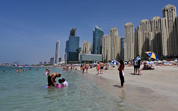 Les gens nagent dans l'eau à la résidence Jumeirah Beach à Dubaï, le 20 mars 2020 malgré les craintes de la propagation du nouveau coronavirus dans la région du Golfe.(Photo : GIUSEPPE CACACE/AFP via Getty Images)