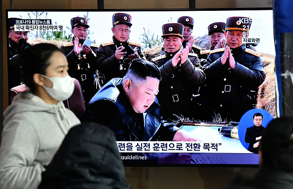 Un écran de télévision montrant une image du leader nord-coréen Kim Jong Un, dans une gare de Séoul le 21 mars 2020. (Photo : JUNG YEON-JE/AFP via Getty Images)