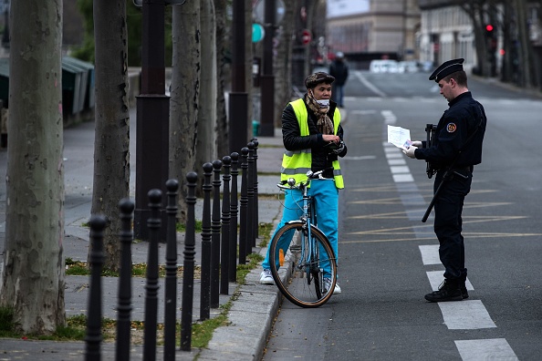 Contrôle de police à Paris. (Photo : JOEL SAGET/AFP via Getty Images)