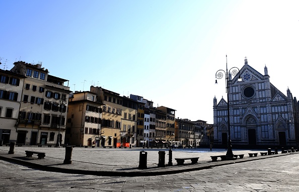 -Une vue générale montre la place Santa Croce, à Florence,   vide de sa population le 21 mars 2020, dans le cadre des mesures prises par le gouvernement italien pour lutter contre la propagation du COVID-19, le nouveau coronavirus. Photo de Carlo BRESSAN / AFP via Getty Images.