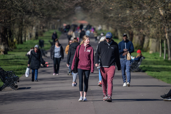 Les gens marchent dans le parc de Greenwich le 22 mars 2020 à Londres, Royaume-Uni. (Photo : Peter Summers/Getty Images)