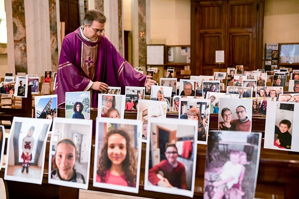Don Giuseppe Corbari a demandé à ses paroissiens de lui envoyer chacun un selfie pour célébrer la messe - alors que les rassemblements sont interdits - à l'église de Robbiano di Giussano (Lombardie), en mars 2020. ( PIERO CRUCIATTI/AFP via Getty Images)