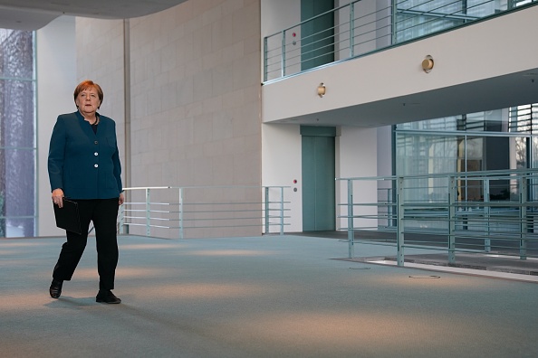 La chancelière allemande de 65 ans avait décidé d'elle-même de se mettre en quarantaine le 22 mars 2020. (Photo : Clemens Bilan - Pool/Getty Images)