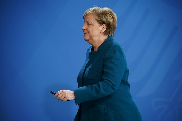 La chancelière allemande Angela Merkel s'est adressée aux médias pour annoncer de nouvelles mesures pour lutter contre la propagation du coronavirus, après avoir tenu une téléconférence avec les gouverneurs des 16 États allemands le 22 mars 2020 à Berlin, Allemagne.. (Photo : Clemens Bilan - Pool/Getty Images)