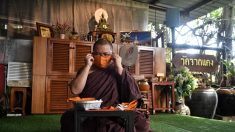 Virus de Wuhan: en Thaïlande, des masques en plastique recyclé fabriqués par des moines