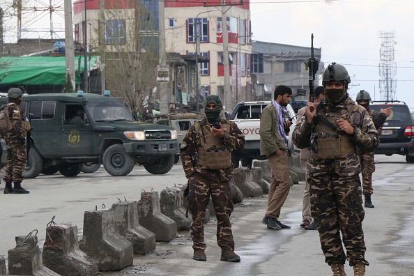 -Le personnel de sécurité afghan monte la garde près du site d'une attaque contre un temple sikh à Kaboul le 25 mars 2020. Photo par STR / AFP via Getty Images.