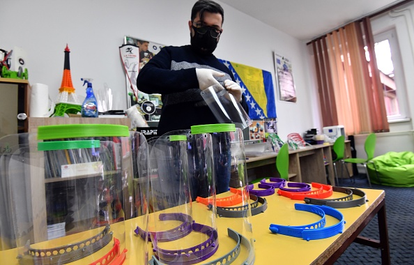 -Un groupe d'étudiants et de professeurs de l'Université de Zenica, une petite ville du centre de la Bosnie, fabrique des masques de protection, utilisant la technologie d'impression 3D, pour le personnel médical, en première ligne dans la lutte contre le nouveau coronavirus, le 25 mars 2020. Photo par ELVIS BARUKCIC / AFP via Getty Images.