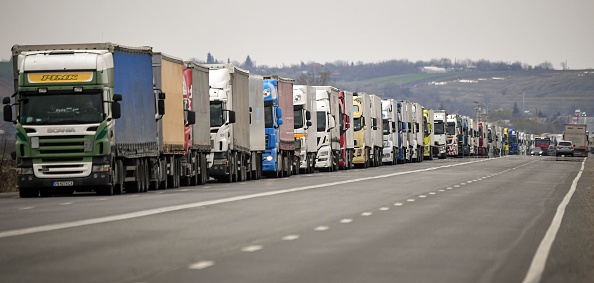 -Des centaines de camions doivent attendre des heures en raison de vérifications complémentaires liées à la pandémie du virus de Wuhan, le 25 mars 2020. Photo de Daniel MIHAILESCU / AFP via Getty Images.