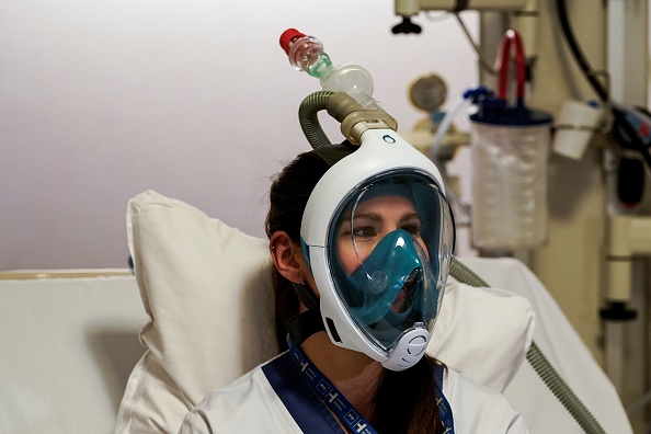 Un masque de plongée Decathlon amélioré avec des raccords de valves respiratoires imprimés en 3D pour freiner la propagation du virus du PCC. (Photo : KENZO TRIBOUILLARD/AFP via Getty Images)