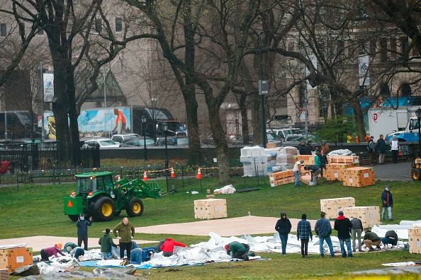 Un hôpital de campagne estt en cours d'installation dans Central Park, à New York, le 29 mars 2020. (Photo : KENA BETANCUR/AFP via Getty Images)
