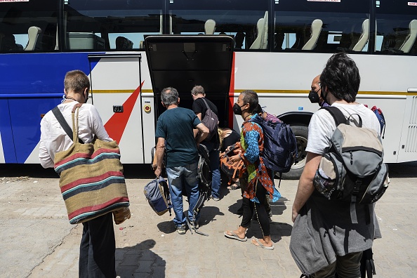 -Le 30 mars 2020, des ressortissants français sont évacués par leur ambassade à bord d'un bus pendant le verrouillage national imposé par le gouvernement indien s contre la propagation du coronavirus, à New Delhi. Photo par SAJJAD HUSSAIN / AFP via Getty Images.