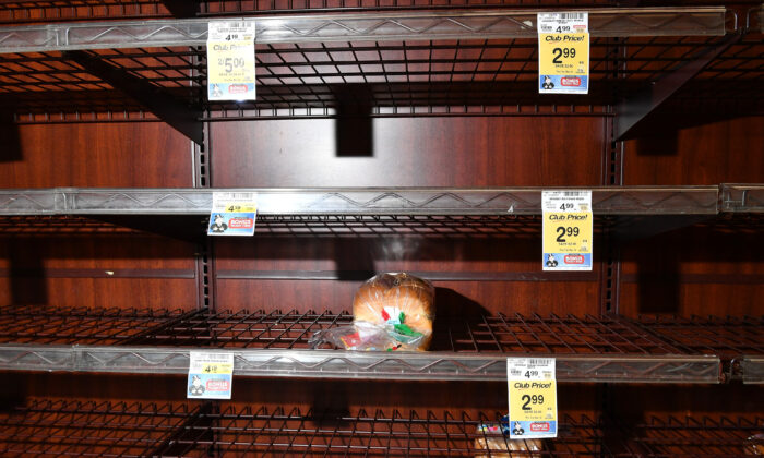Des étagères vides dans un supermarché à Burbank, en Californie, alors que le coronavirus continue de se propager à travers les États-Unis, le 14 mars 2020. (Amy Sussman/Getty Images)