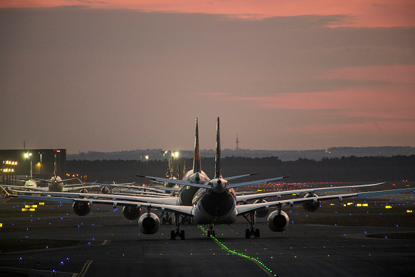 Pour aider le secteur aérien, la Commission européenne a proposé d'assouplir temporairement les règles sur les créneaux aéroportuaires, afin d'éviter les vols à vide.(Photo : Thomas Lohnes/Getty Images)