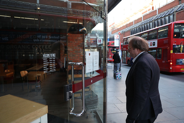 Un homme lit un panneau à l'extérieur de Pret A Manger qui informe les clients de la fermeture le 23 mars 2020 à Londres, au Royaume-Uni. (Photo : Linnea Rheborg/Getty Images)
