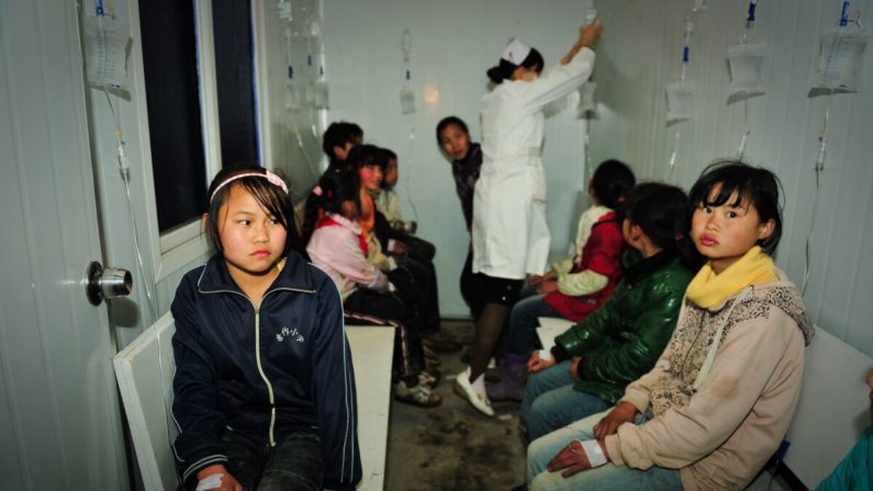 Les étudiants reçoivent des traitements dans un hôpital local du comté de Zhijin, dans la province chinoise de Guizhou, le 29 mars 2012. (Getty Images)