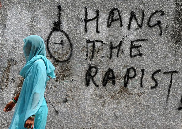 Graffitis contre le viol écrits sur un mur à New Delhi en Inde.   (Photo : SAJJAD HUSSAIN/AFP via Getty Images)