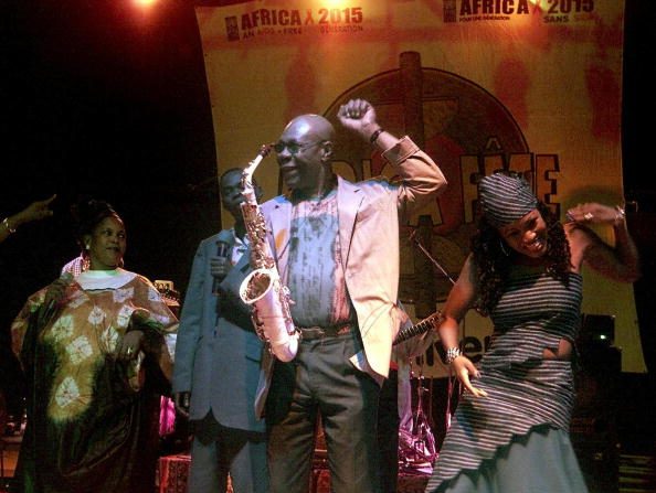  Manu Dibango avec les musiciens Baba Maal du Sénégal, le Guinéen Kande Kante, et le Malien Molobaly Traore le 05 décembre 2003 dans le jardin du Centre Culturel Français de Dakar, dans le cadre du festival "Africa Fete". (Photo : SEYLLOU/AFP via Getty Images)