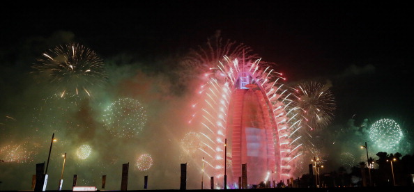 -Des feux d'artifice illuminent le ciel près du bâtiment Burj Al Arab de Dubaï lors des célébrations de la fête nationale des Émirats arabes unis et de la victoire de Dubaï pour l'accueil de l'Exposition universelle de 2020 le 2 décembre 2013. Photo KARIM SAHIB / AFP via Getty Images.