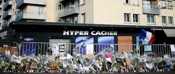 Des fleurs et des messages déposés en face de l'Hyper Casher en janvier 2015 suite aux attentats. (STEPHANE DE SAKUTIN/AFP via Getty Images)