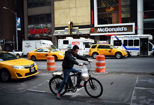 -Illustration- Un livreur de nourriture dirige un vélo dans une rue de New York. Photo JEWEL SAMAD / AFP via Getty Images.