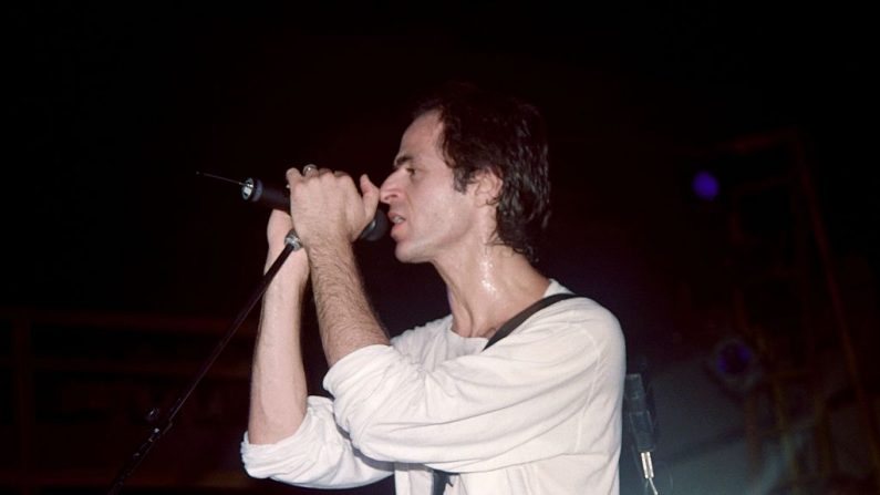 Le chanteur français Jean-Jacques Goldman se produit le 26 juin 1992 au Centre d'exposition de Hanoi.        (Photo credit should read HOANG DINH NAM/AFP via Getty Images)