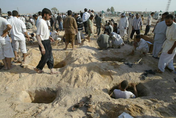 -Illustration- Irak : des hommes irakiens creusent des tombes pour enterrer les victimes du virus du PCC chinois. Photo AHMAD AL-RUBAYE / AFP via Getty Images.