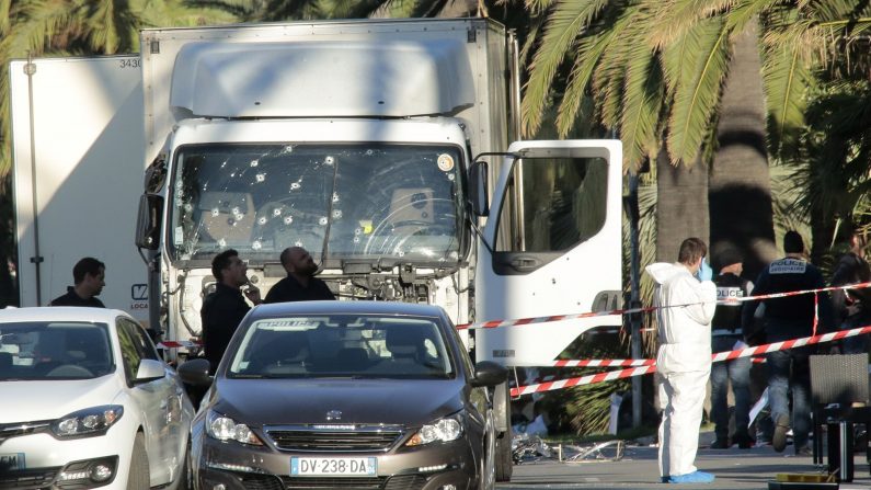 Attaque terroriste sur la Promenade des Anglais le 15 juillet 2016 à Nice. Un attaquant franco-tunisien a tué 86 personnes alors qu'il conduisait un camion dans la foule, réunie pour assister à un feu d'artifice  du 14 juillet. (Photo : Patrick Aventurier/Getty Images)

Traduit avec www.DeepL.com/Translator (version gratuite)